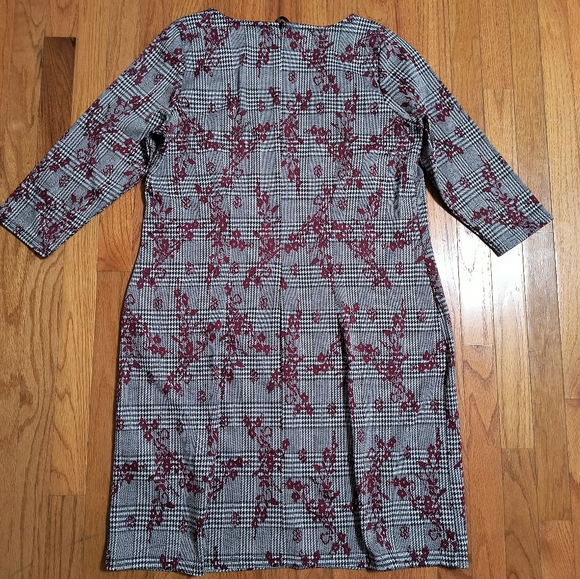 Nina Leonard Houndstooth and floral dress, women's 1X, gray and red - Picture 11 of 16